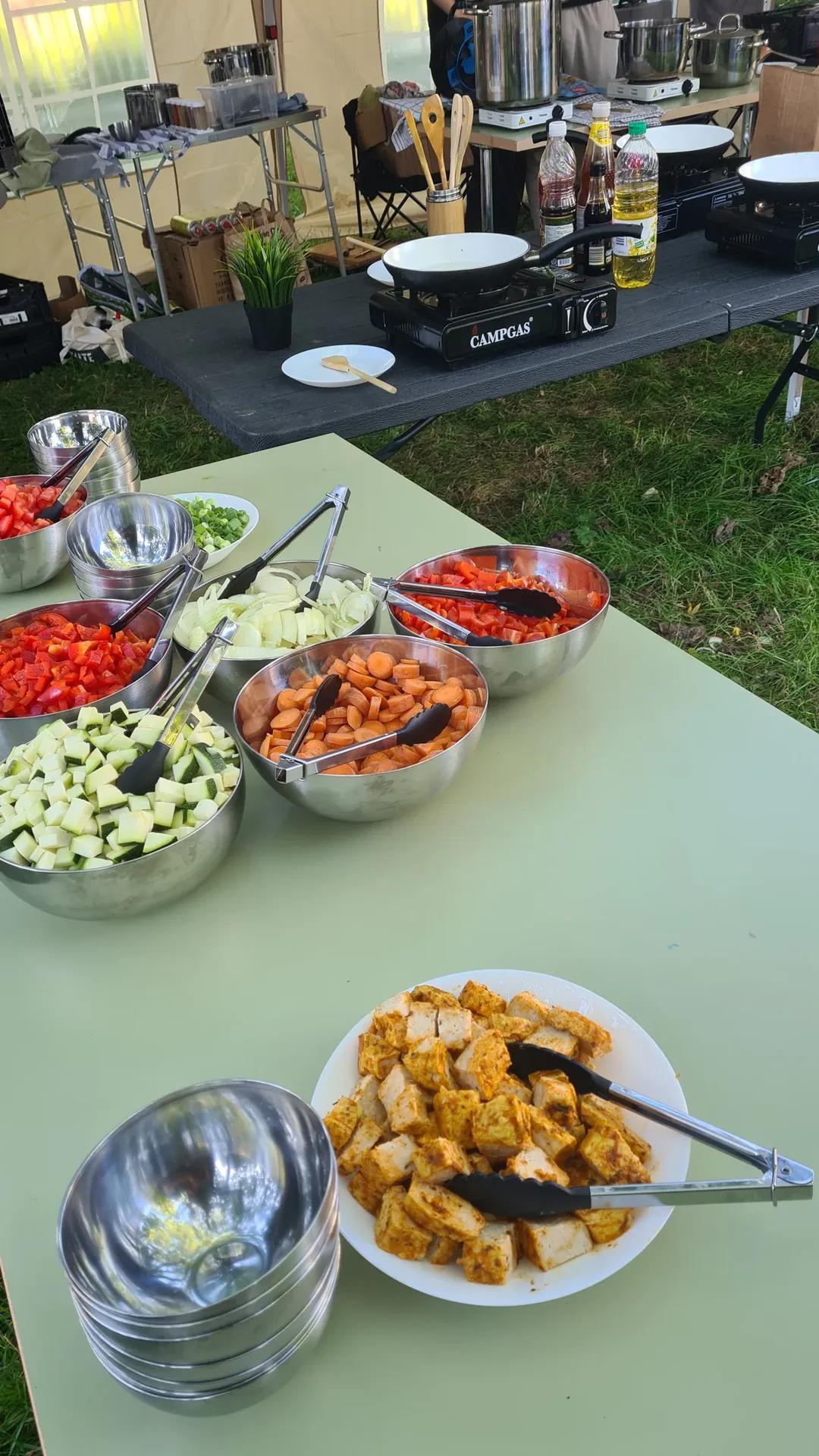 Buntes Zutatenbuffet mit Paprika, Zucchini und Karotten