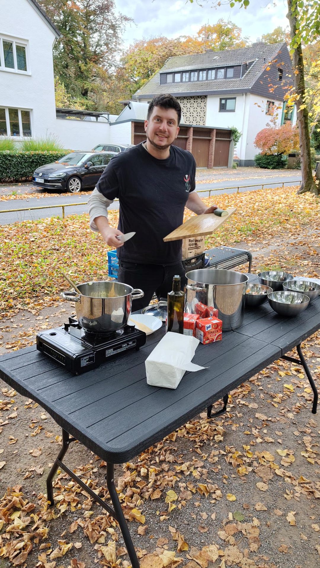 Peter Kartoffel bereitet an einem Herbsttag draußen Tomatensugo vor